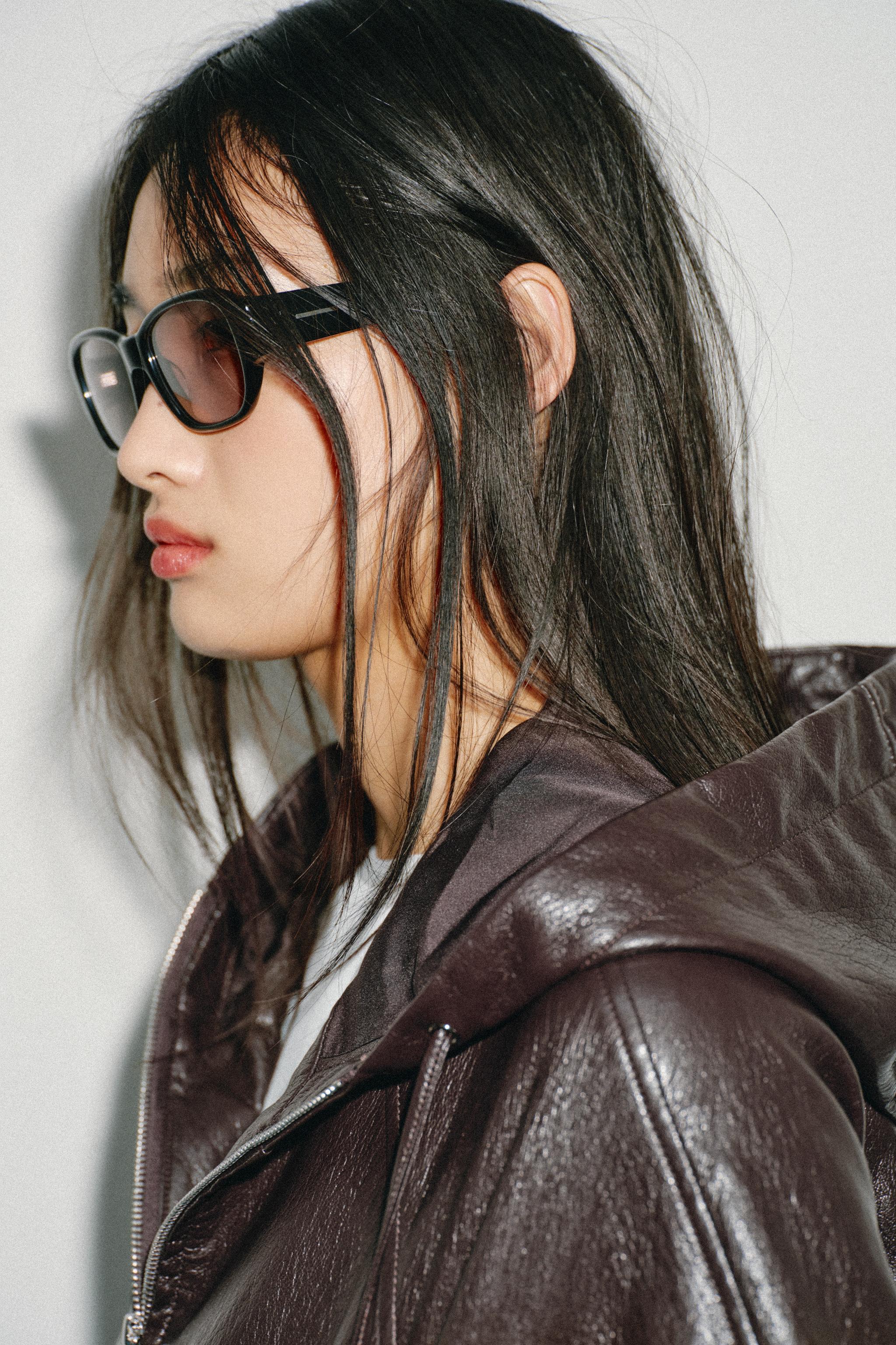 BLOUSON EN MATIÈRE SYNTHÈTIQUE AVEC CAPUCHE